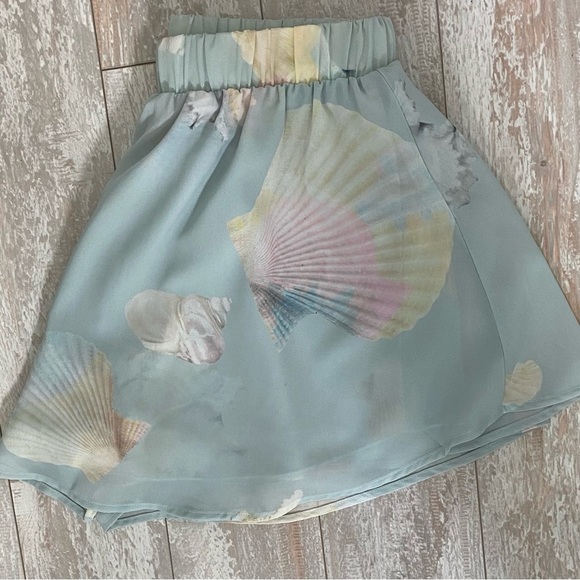 Show Me Your MUMU Shorts Seashell Print Size Small in EUC - Picture 5 of 9